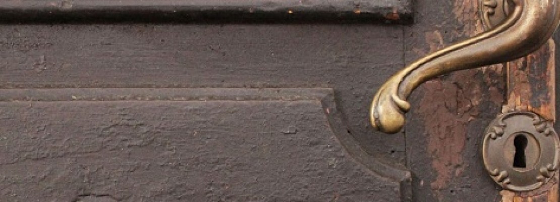 Come rivestire un portone con listelli di abete