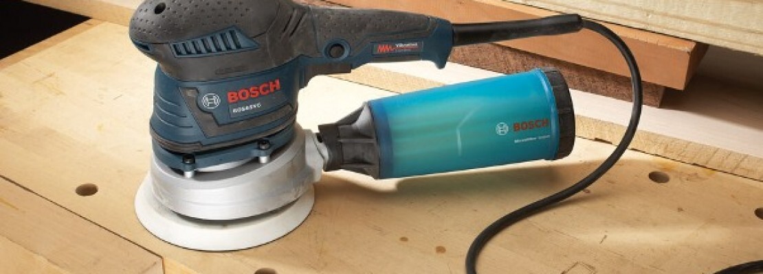 Una levigatrice orbitale Bosch.