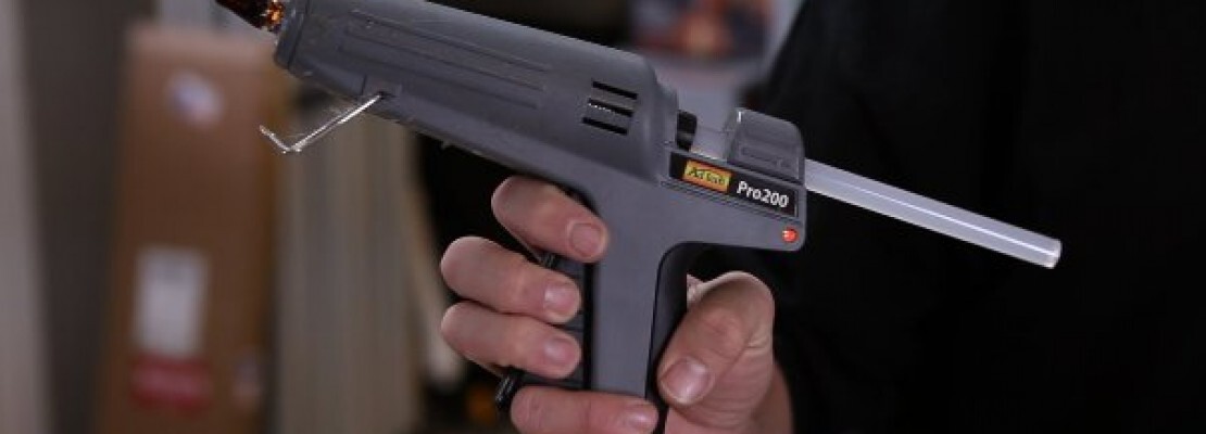 Una pistola a caldi per colla.