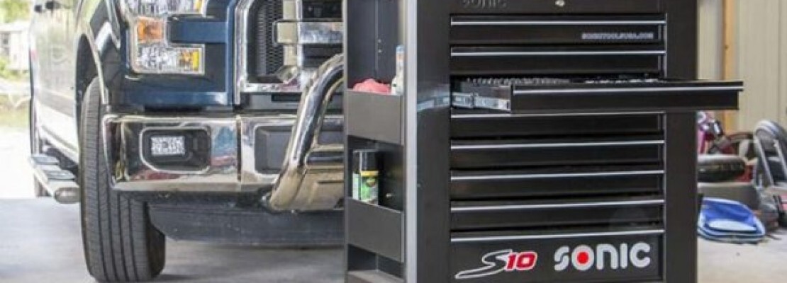 una cassetta porta attrezzi con ruote.