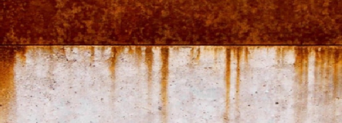 Muro pieno di ruggine