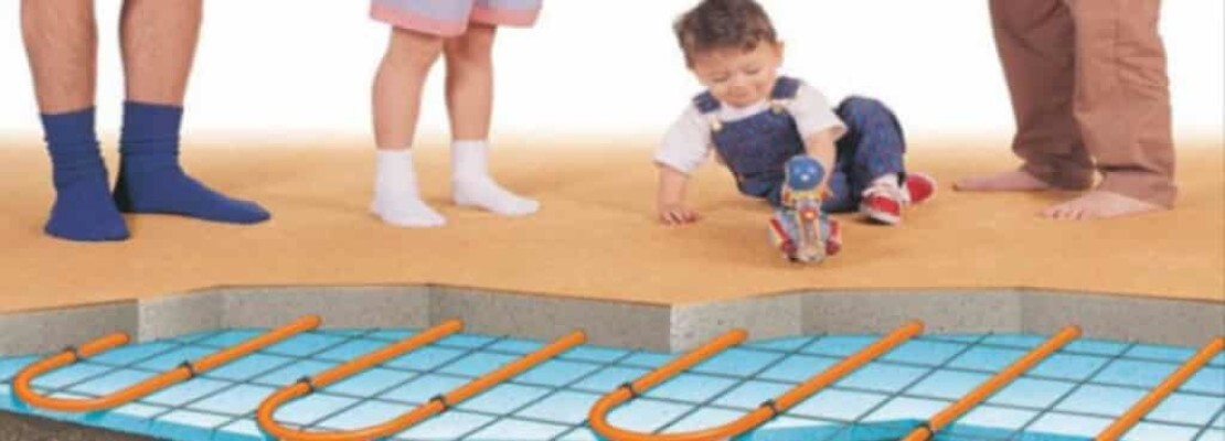 Bambino su pavimentazione con impianto installato