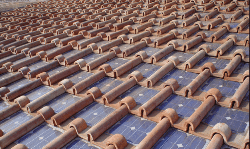 Tegole fotovoltaiche di ultima generazione installate su tetto