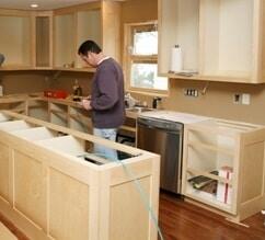 Falegname esperto al lavoro durante il montaggio di una nuova cucina, trasformando lo spazio abitativo
