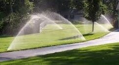 Impianto di irrigazione su giardino
