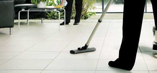 Impresa di pulizie che lavora e pulisce pavimentazione