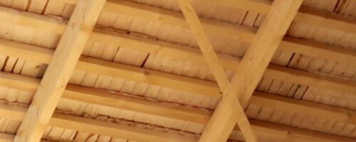 tetto in legno fotografato da sotto
