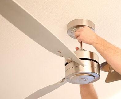 Un ventilatore durante l'installazione sul soffitto