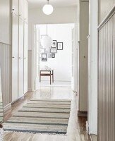 Corridoio color bianco su casa ristrutturata