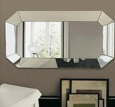 Immagine di specchio su soggiorno ristrutturato