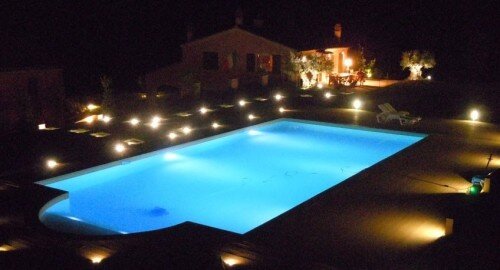 Impianto per giardino e piscina con luci per la notte