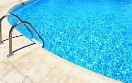 Immagine del bordo di una piscina