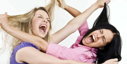 2 donne che litigano e sitirano i capelli