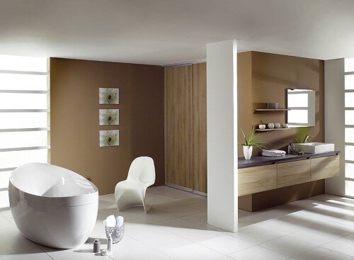 Bagni moderno con pareti in finto legno e vasca ovale bianca