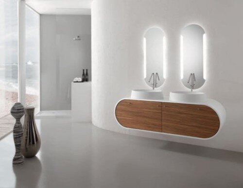 Bagno moderno luminoso con doppio specchio e doppio lavabo