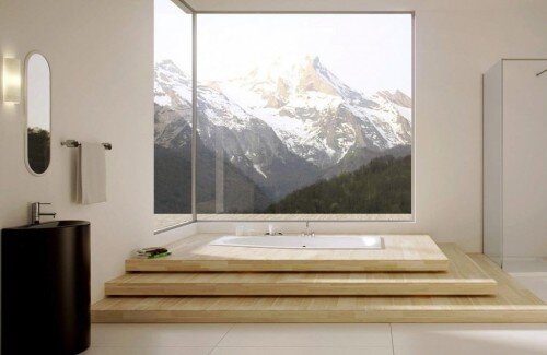 Bagno moderno con vasca a pavimento e mega finestra