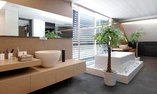 Bagno moderno con vasca di fronte al finestrone con due palme come arredo