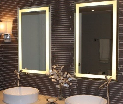 Bellissimi specchi su bagno moderno con due lavabo