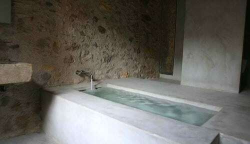 Spettacolare bagno in cemento con vasca incorporata