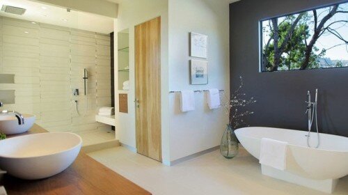 Un bagno moderno con porta in legno
