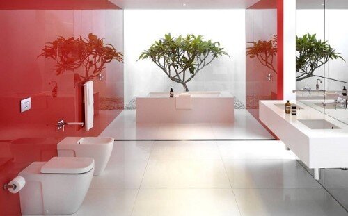 Un bagno moderno con tonalità e parete color rosso