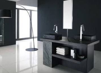 Uno spazioso bagno moderno con colori scuri