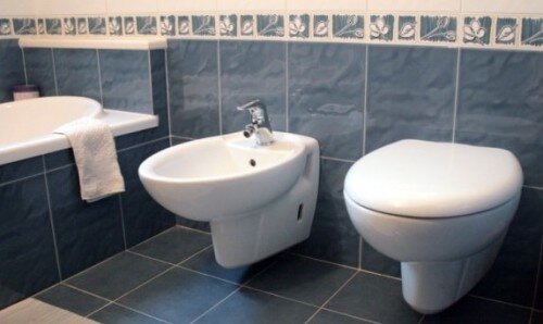 Sanitari sospesi installati su bagno piccolo ristrutturato