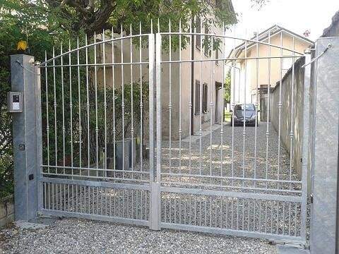 Un cancello automatico di una casa
