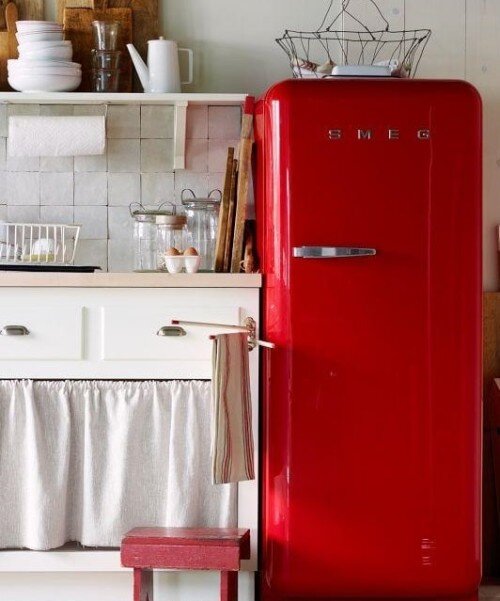 Una cucina vintage con un frigorifero rosso