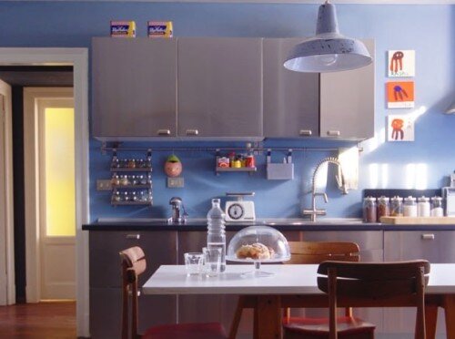 Una cucina moderna su una parete color azzurro