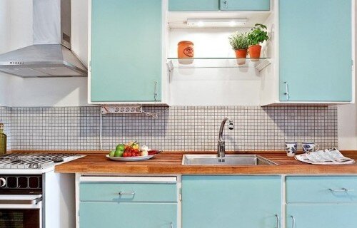 Una cucina vintage con gli sportelli azzurri
