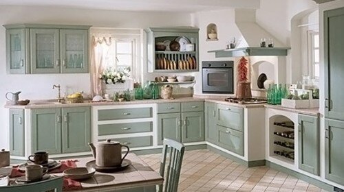Una cucina vintage con colori verde e bianco