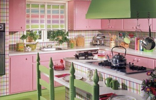 Una cucina vintage di color verde e rosa