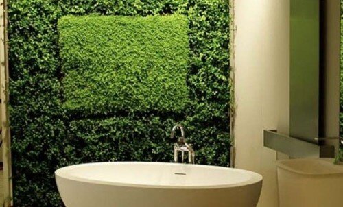 Una parete creata con un giardino verticale interno