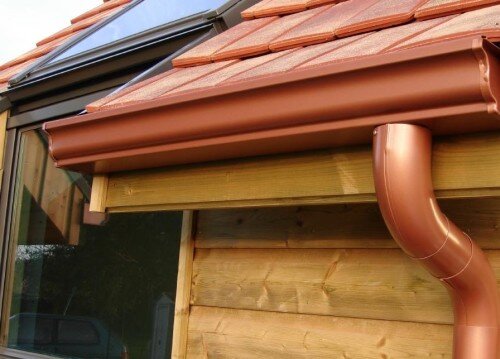 Grondaie in rame installate su tettoia in legno