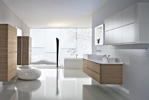 Bagno moderno con tonalità chiare e arredi in legno e parete esterna a finetra