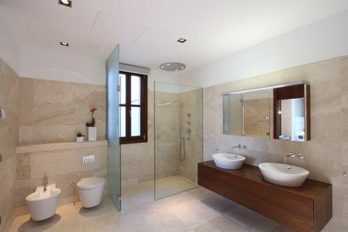 Bagno moderno con arredo minimalistico e con doccia con 2 pareti di vetro
