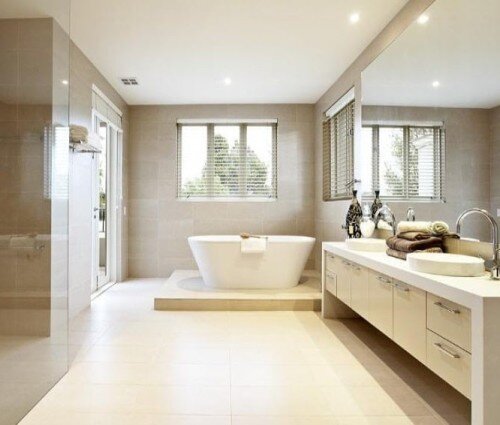 Bagno moderno con finetra e finestrne di colore chiaro con vasca