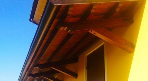 Elegante tettoia in legno esterna