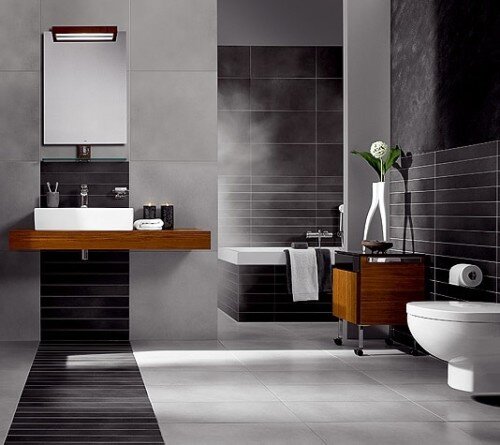 Bagno moderno grigio e nero con sanitari sospesi e ripiano lavabo in legno