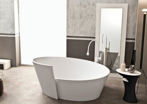 Bagno moderno con vasca design e specchio a pavimento