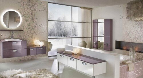 Bagno di lusso moderno con tonalità lilla con vasca