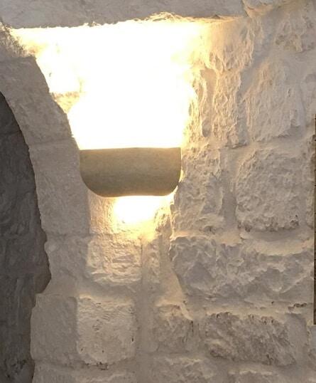 Inteno di casa in pietra con luce che mostra il muro