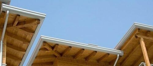 Un tetto ventilato in legno a più falde