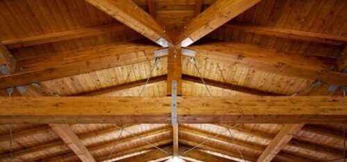 Il colmo con dei tiranti in un tetto ventilato in legno