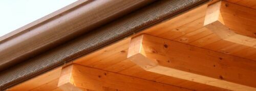 La testata di un tetto ventilato in legno