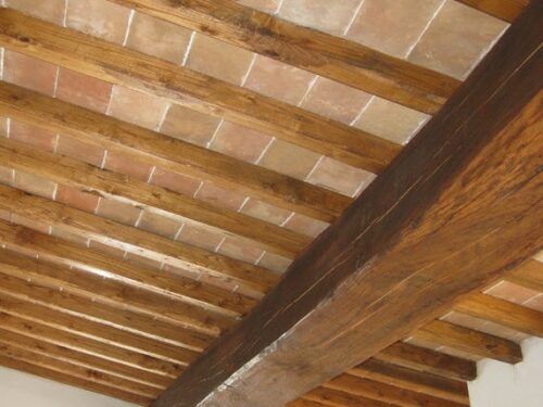 La foto di un tetto ventilato in legno