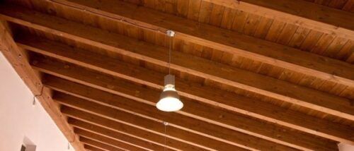 Le travi di un tetto ventilato in legno