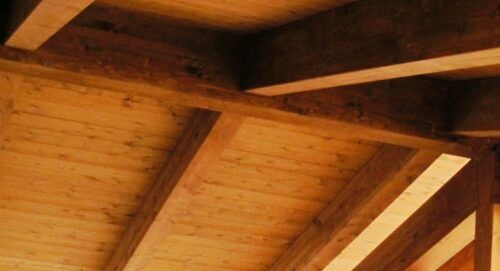 Il colmo di un tetto ventilato in legno