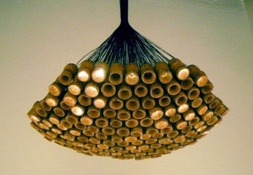 Spettacolare lampadario led realizzato con tappi